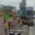 polres-asahan-bersihkan-saluran-air-antisipasi-genangan-di-jalinsum-km-194-195-desa-pulau-maria