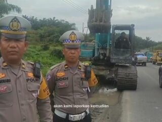 Polres Asahan Bersihkan Saluran Air Antisipasi Genangan di Jalinsum KM 194-195 Desa Pulau Maria