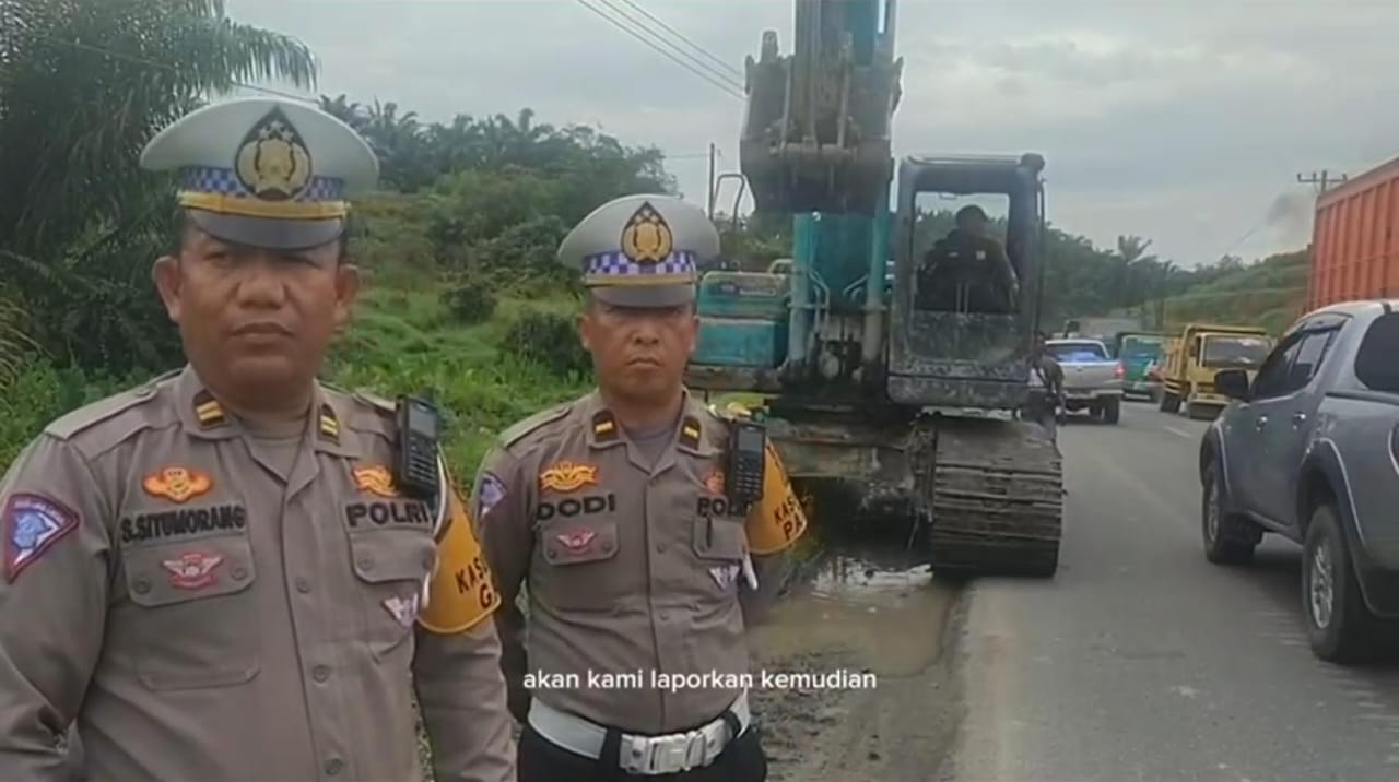 polres-asahan-bersihkan-saluran-air-antisipasi-genangan-di-jalinsum-km-194-195-desa-pulau-maria