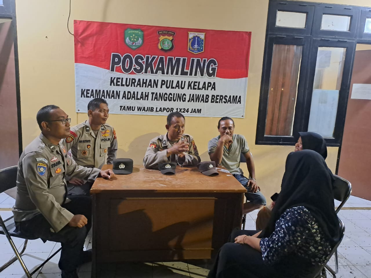 polsek-kepulauan-seribu-utara-gelar-poskamling-bersama-warga-pulau-kelapa-untuk-menciptakan-pemilu-2024-yang-aman-dan-damai