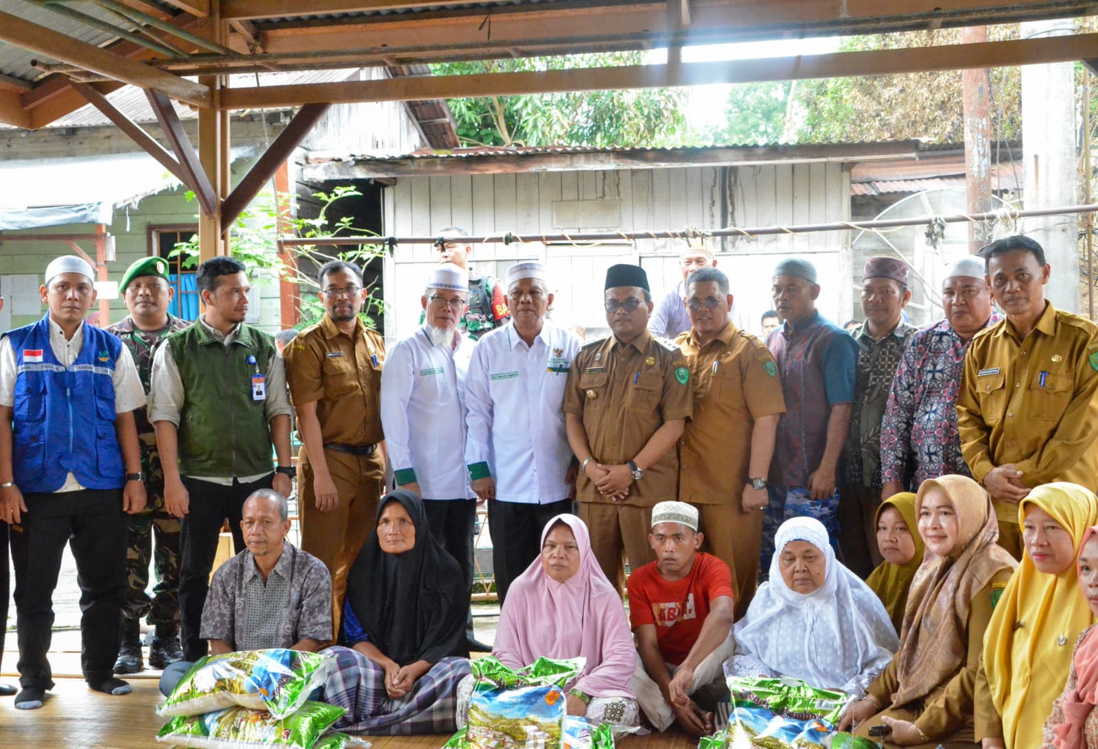 ketua-baznas-kota-padangsidimpuan-h.zainal-arifin-tampubolon-salurkan-bantuan-pada-korban-kebakaran