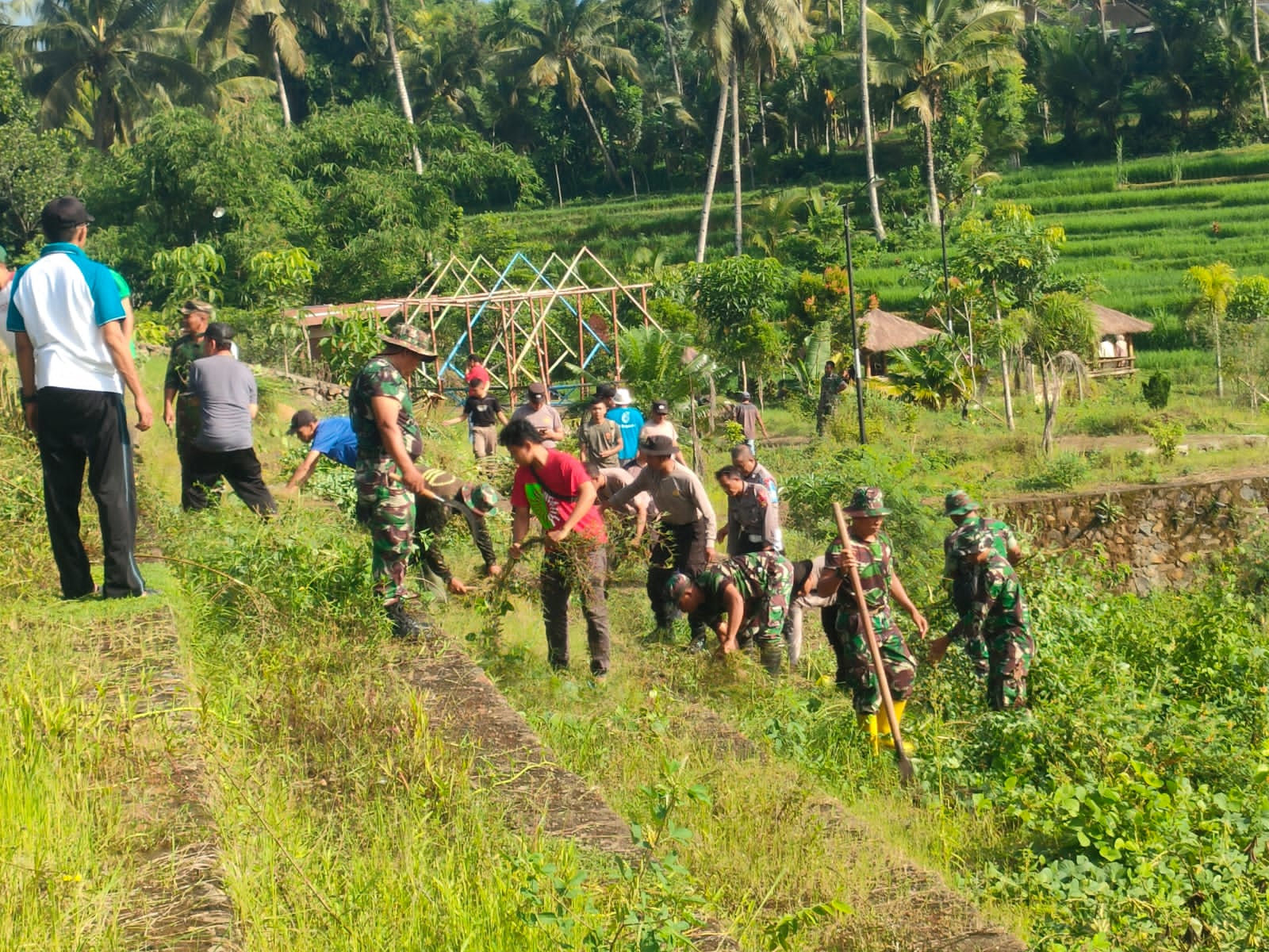 bagun-kebersamaan,-koramil-masbagik-dan-masyarakat-bersihkan-irigasi-dan-desa-wisata-tirta-ratu.