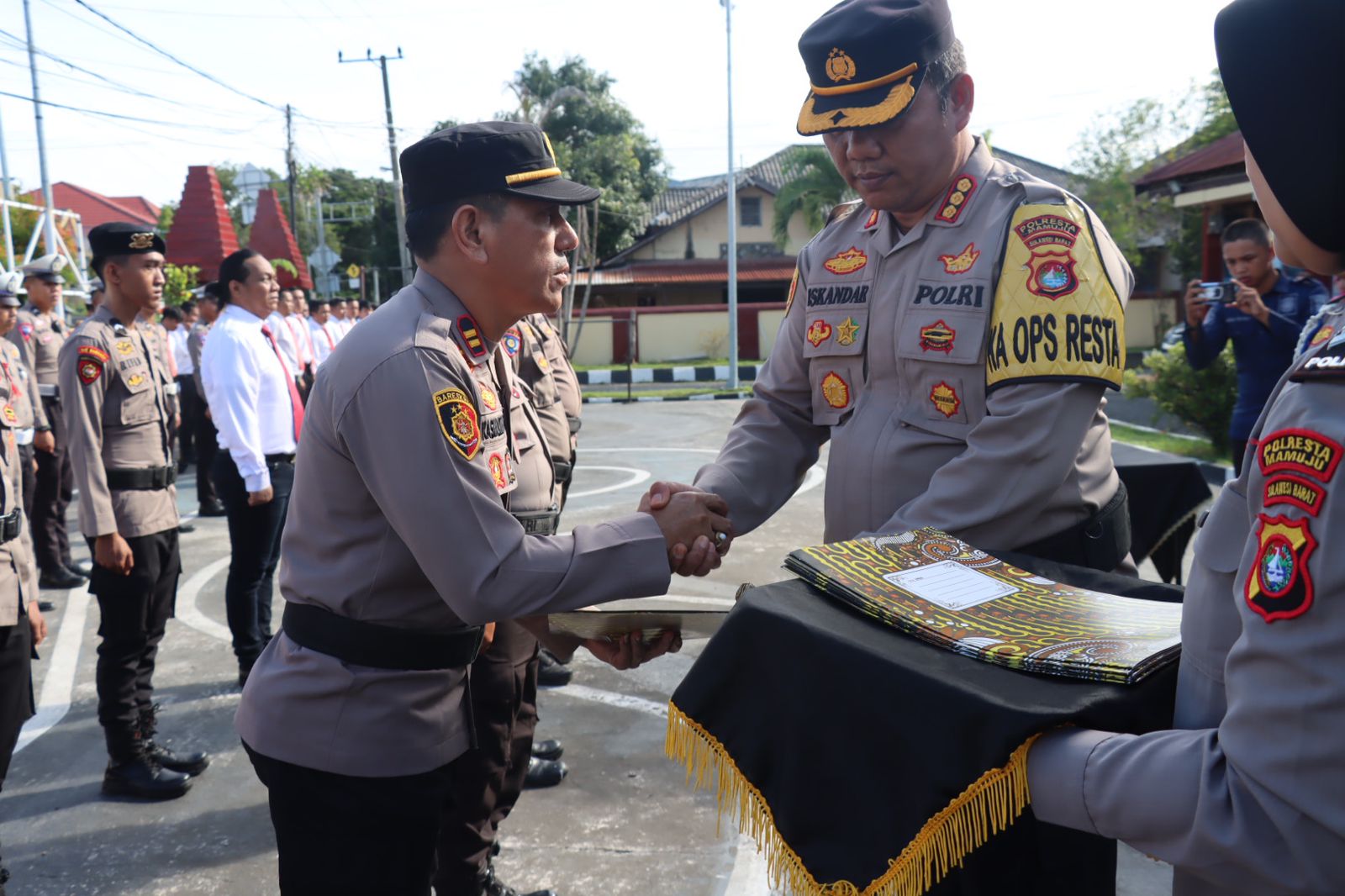 kapolresta-mamuju-pimpin-langsung-upacara-sertijab-dan-pemberian-reward