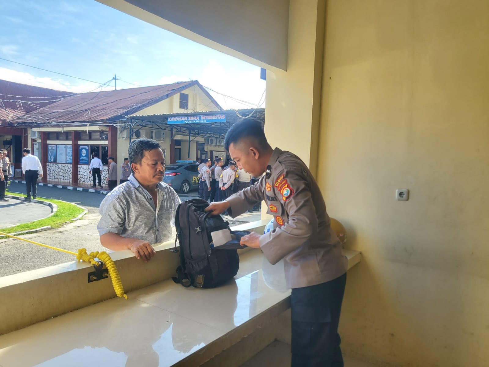 antisipasi-masuknya-barang-terlarang,-petugas-piket-polresta-mamuju-rutin-periksa-titipan-makanan-tahahan