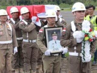 Jenazah Alm Ir.Lakhomizaro Zebua Tiba Di Bandara Binaka