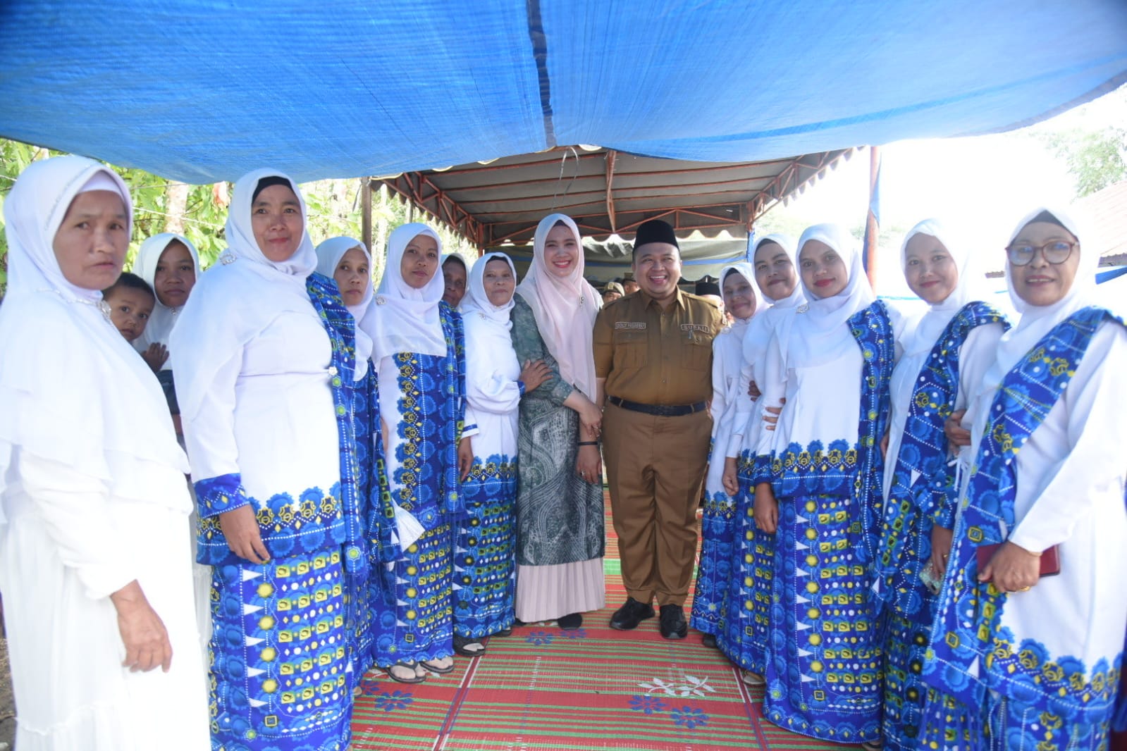 bupati-tapsel-bersama-ketua-tp-pkk-kompak-hadiri-pengajian-bkmt-di-desa-saro-godung