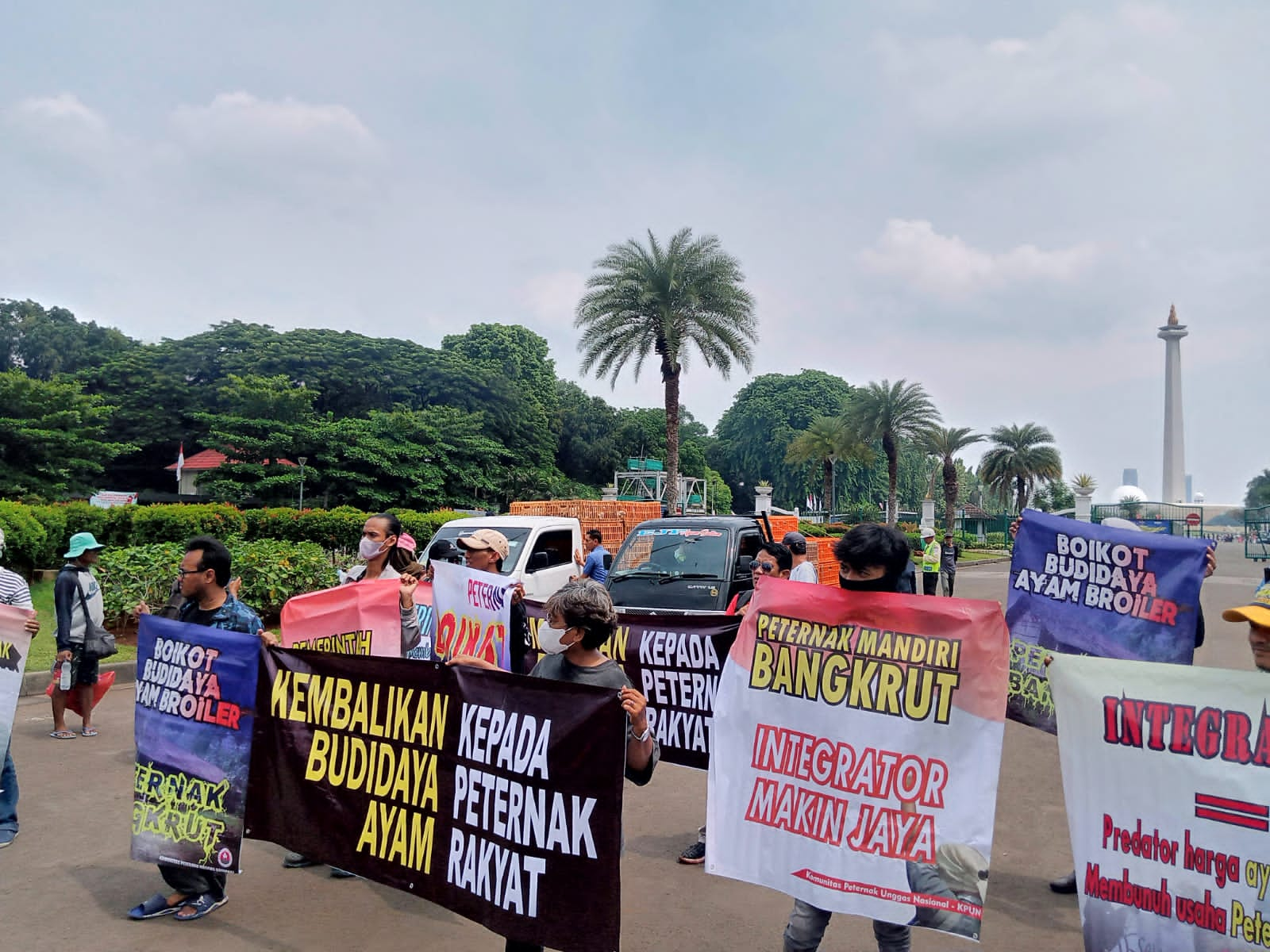 kesal-harga-ayam-hidup-dibawah-biaya-produksi,-puluhan-peternak-gelar-aksi-demo