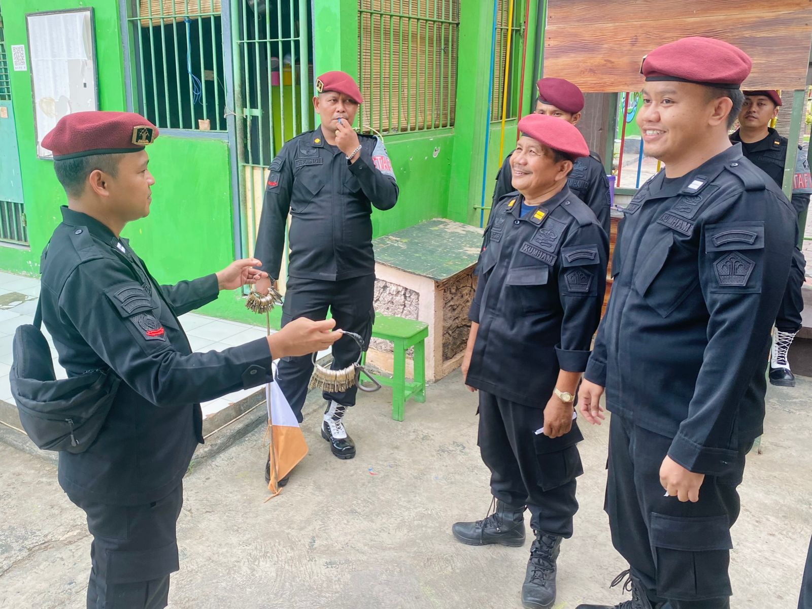 tingkatkan-kesigapan-petugas,-lapas-pamekasan-adakan-lomba-buka-tutup-kamar-hunian-wbp