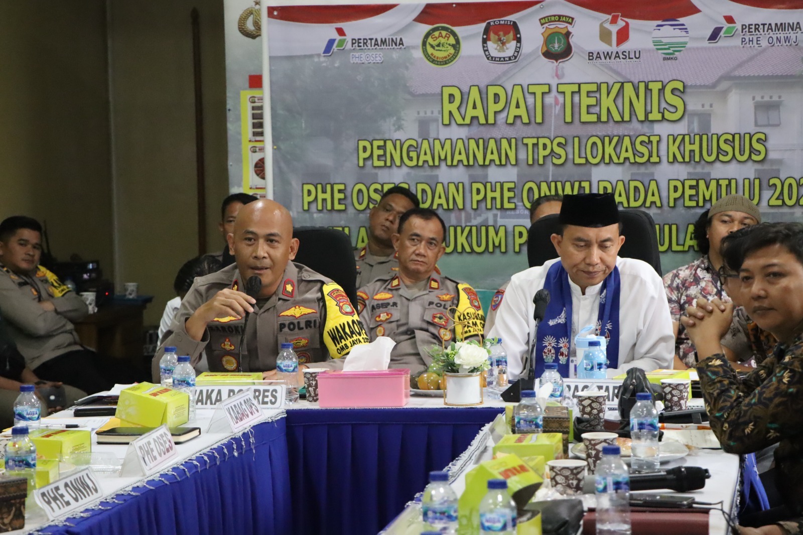 wakapolres-kepulauan-seribu-pimpin-rapat-teknis-pengamanan-tps-khusus-pada-pemilu-2024-di-lokasi-khusus-phe-oses-dan-phe-onwj