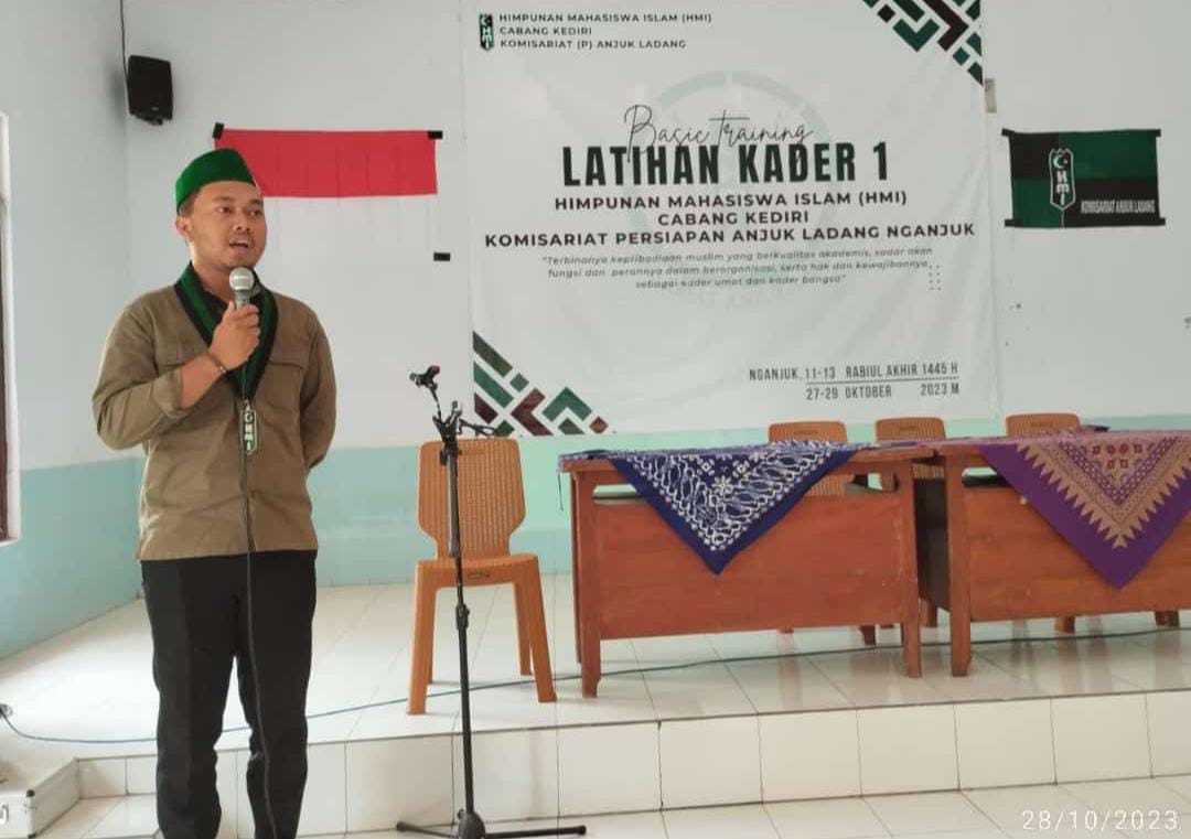 ketua-umum-himpunan-mahasiswa-indonesia-(hmi)-cabang-kediri,-wahyu-agus-hariadi,-menolak-secara-tegas-dengan-adanya-kampanye-hitam-di-pemilu-2024.