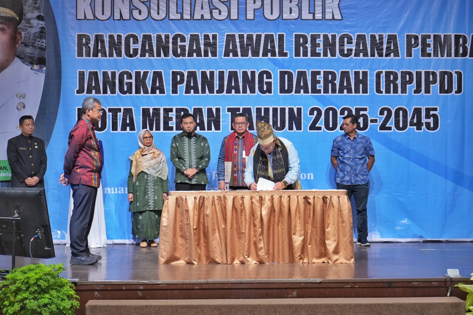 tutup-konsultasi-publik-rpjpd-kota-medan-2025-2045,-sekda-:-masukan-masyarakat-sangat-penting