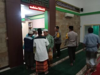 wakapolsek-dan-tim-polres-kepulauan-seribu-utara-jalankan-cooling-system-subuh-keliling-di-masjid-terjauh