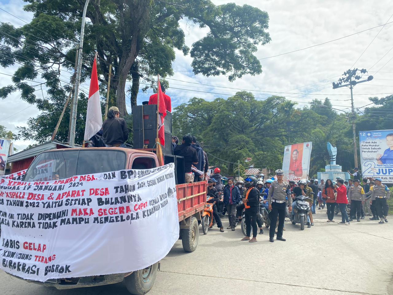 polres-mamasa-lakukan-pengamanan-aksi-demo-oleh-forum-kepala-desa,-perangkat-desa-dan-bpd-bersatu