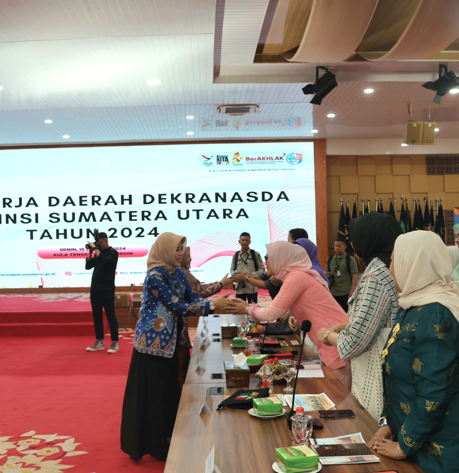 tingkatkan-umkm-tapsel-agar-lebih-baik,-rosalina-ikuti-rakerda-dekranasda-sumut-2024