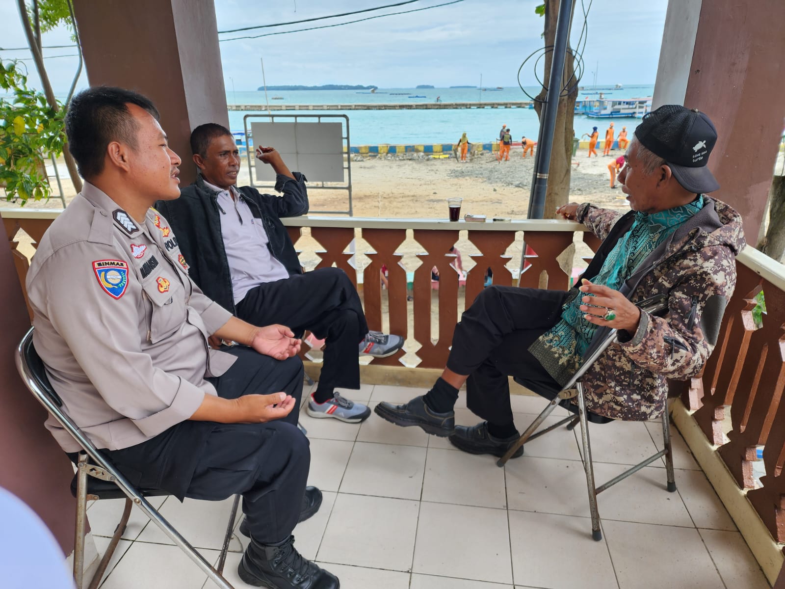 bhabinkamtibmas-pulau-pramuka-ajak-warga-sukseskan-pemilu-2024:-damai,-bebas,-dan-aman