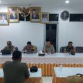 bhabinkamtibmas-pulau-tidung-hadiri-rapat-persiapan-posko-pemilu-2024-di-kelurahan-pulau-tidung