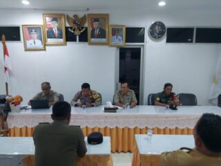 bhabinkamtibmas-pulau-tidung-hadiri-rapat-persiapan-posko-pemilu-2024-di-kelurahan-pulau-tidung