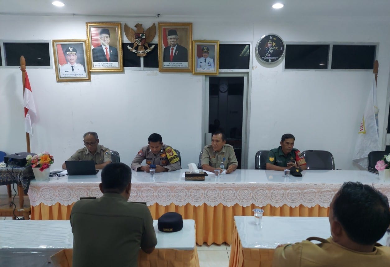 bhabinkamtibmas-pulau-tidung-hadiri-rapat-persiapan-posko-pemilu-2024-di-kelurahan-pulau-tidung