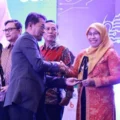 diskominfo-makassar-raih-penghargaan-peduli-media-di-smsi-award-sulsel-2024