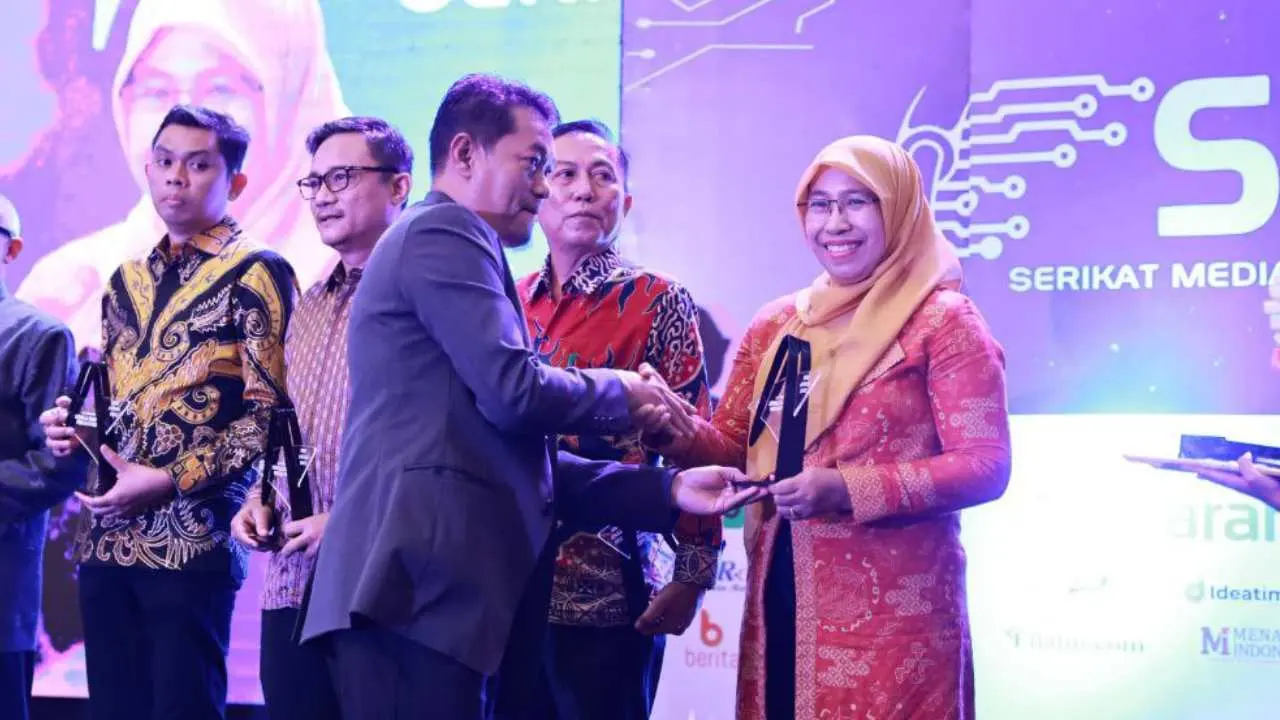 diskominfo-makassar-raih-penghargaan-peduli-media-di-smsi-award-sulsel-2024