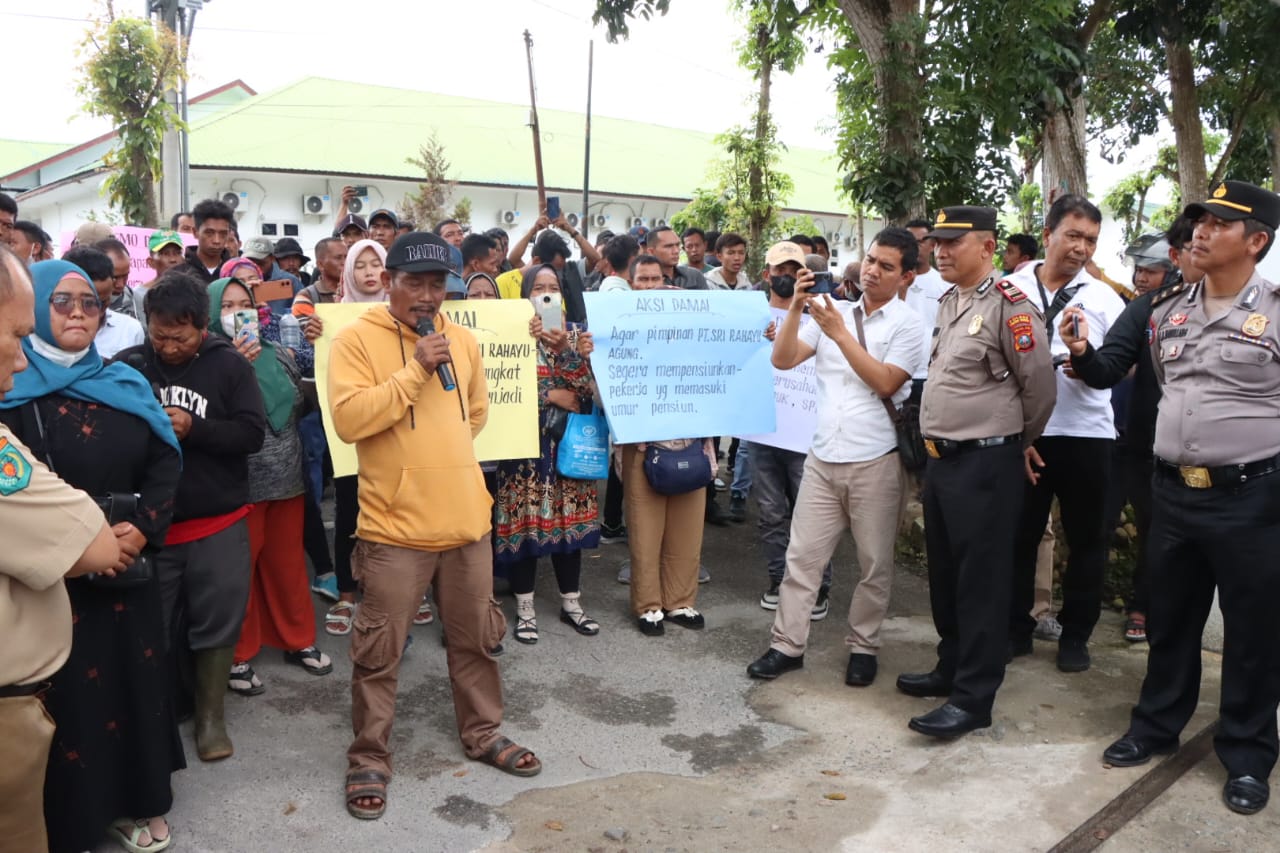 polres-sergai-giat-pengamanan-aksi-unjuk-rasa-puk-sppk-–-fspmi-di-depan-kantor-dprd