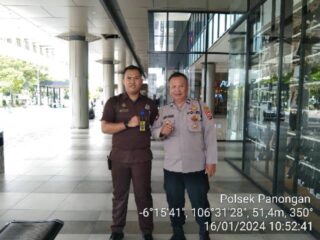 Aiptu Dedih Silaturahmi Dengan Masyarakat Dengan Melaksanakan Kegiatan Patroli Rutin*