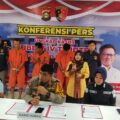 konferensi-pers:-truk-tangki-pertamina-bermuatan-bbm-kencing-dijalan,-supir-diamankan-polda-sumsel