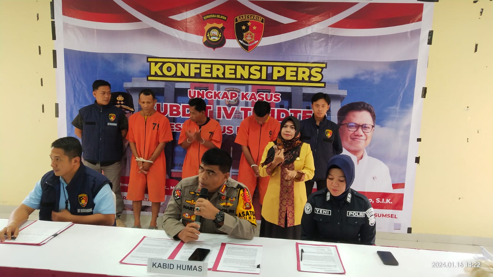 konferensi-pers:-truk-tangki-pertamina-bermuatan-bbm-kencing-dijalan,-supir-diamankan-polda-sumsel