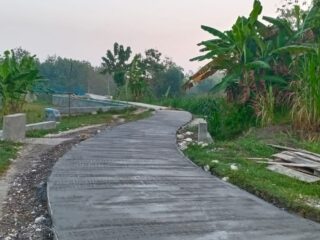 Jalan Cor Beton Desa Mediyunan, Mempermudah Akses Warga