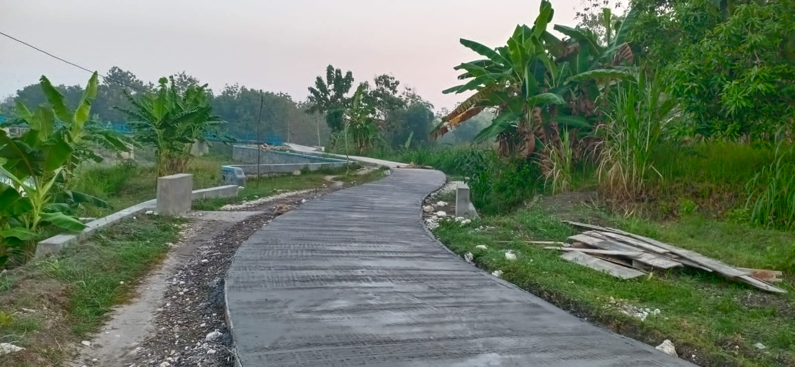 jalan-cor-beton-desa-mediyunan,-mempermudah-akses-warga