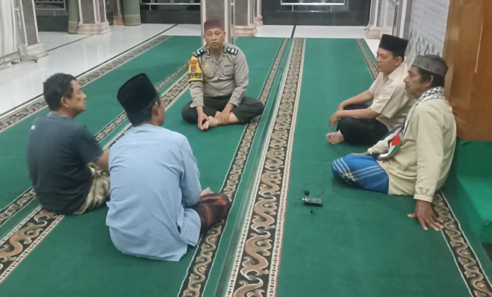 dekatkan-diri-kepada-masyarakat,-personel-polres-tebing-tinggi-melaksanakan-subuh-keliling