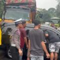 diduga-truk-rem-blong,-terjadi-tabrakan-beruntun-di-silaiang-hantam-4-mobil