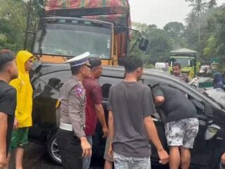 Diduga Truk Rem Blong, Terjadi Tabrakan Beruntun Di Silaiang Hantam 4 Mobil