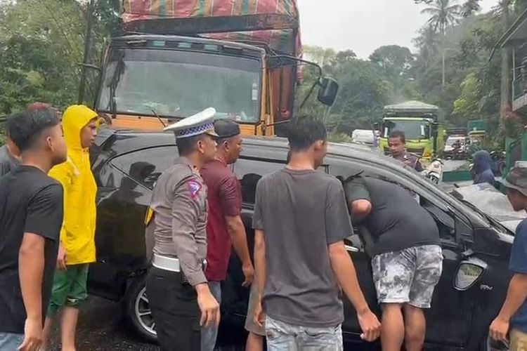 diduga-truk-rem-blong,-terjadi-tabrakan-beruntun-di-silaiang-hantam-4-mobil