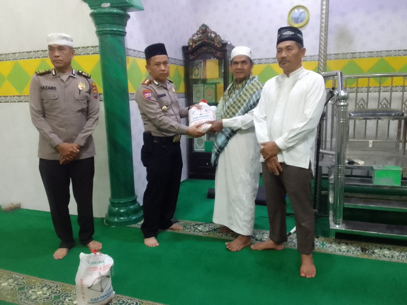 kasat-binmas-polrestabes-medan-safari-subuh-dan-beri-bantuan-sembako-di-mesjid-miftahul-jannah