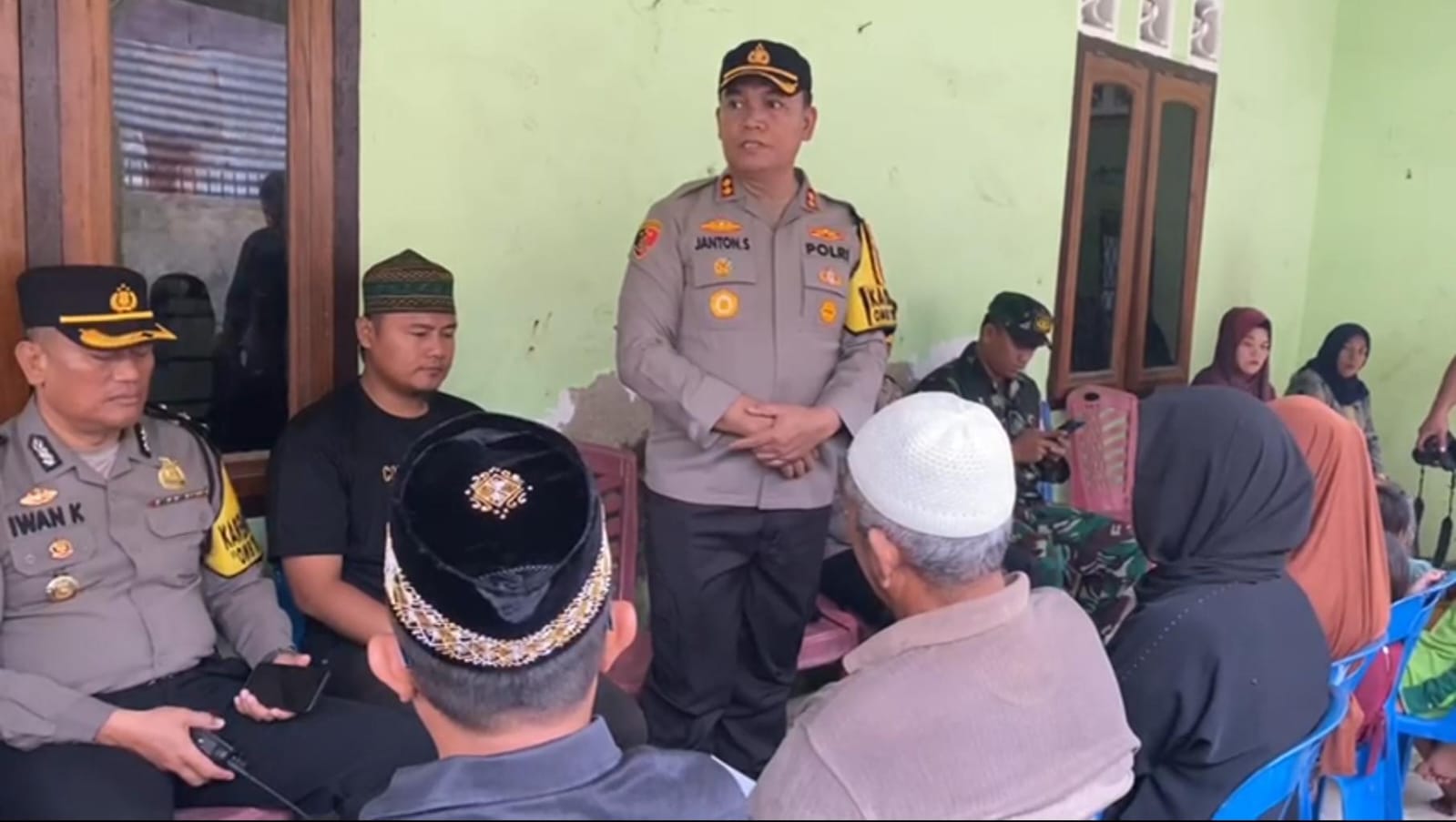 kapolres-pelabuhan-belawan-melayat-ke-rumah-duka-sampaikan-belasungkawa-dan-mohon-maaf