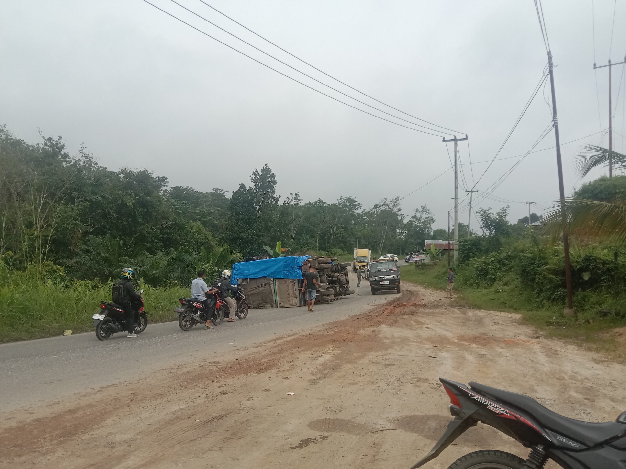 sebuah-truk-bermuatan-sosis-terbalik-di-jalan-lintas-lubuk-jambi-taluk-kuantan