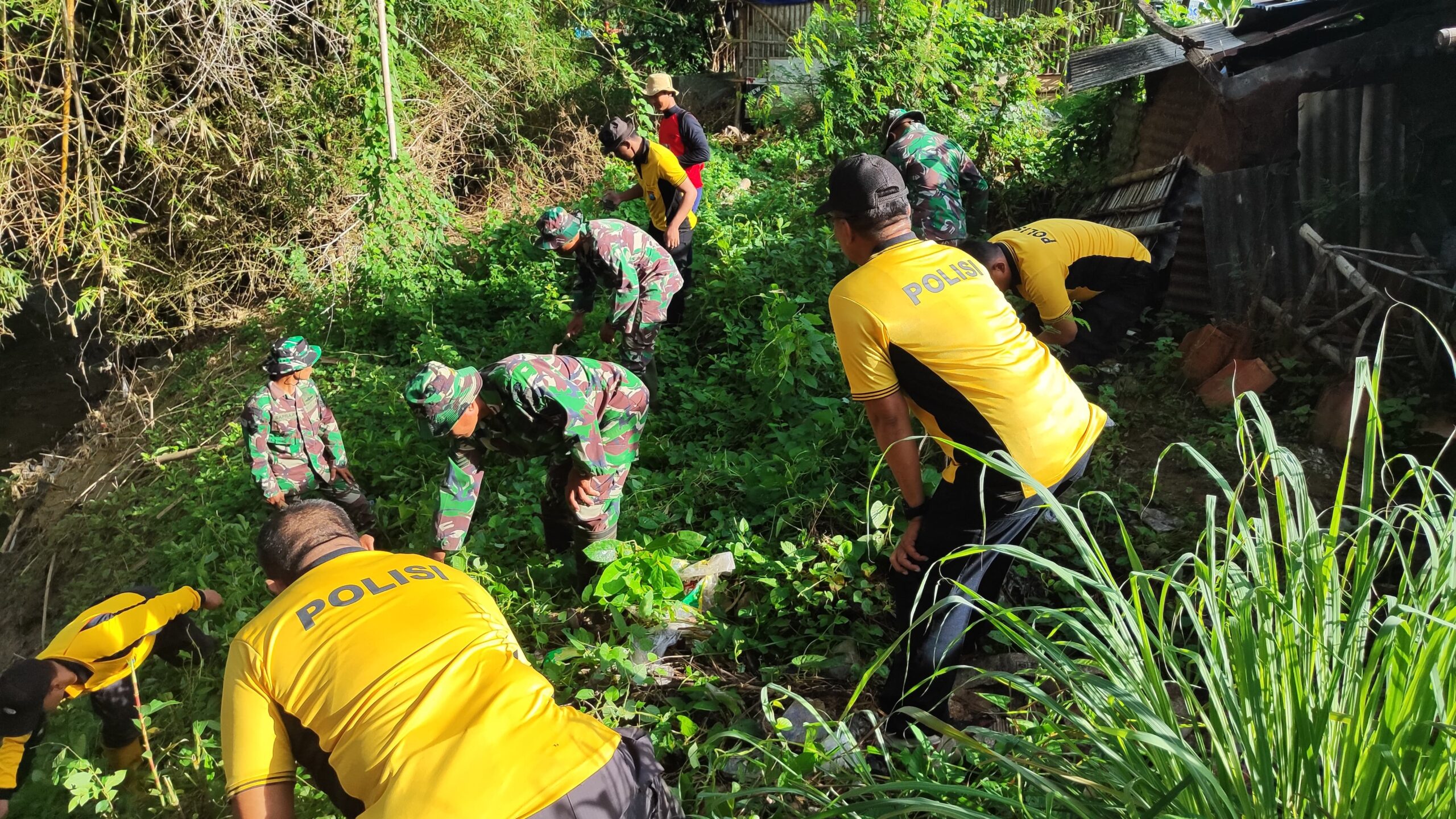 cegah-banjir,-personil-polres-pamekasan-berbaur-dengan-relawan-fprb-lakukan-kerja-bakti-di-aliran-sungai