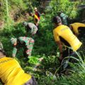 cegah-banjir,-personil-polres-pamekasan-berbaur-dengan-relawan-fprb-lakukan-kerja-bakti-di-aliran-sungai