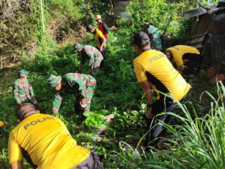 Cegah Banjir, Personil Polres Pamekasan Berbaur Dengan Relawan FPRB Lakukan Kerja Bakti di Aliran Sungai