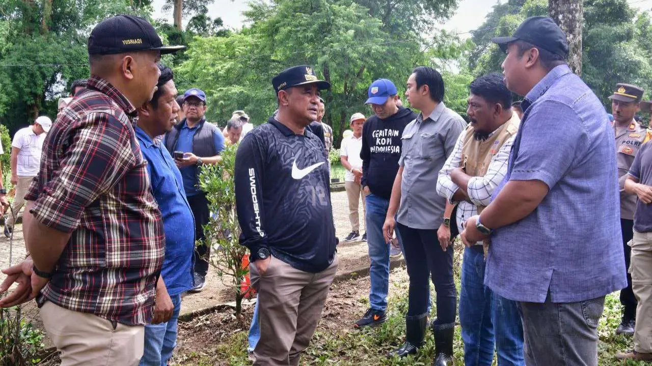 mahasiswa-unsulbar-berkontribusi-tanam-sukun-di-kawasan-pengembangan-peternakan-pucak-maros