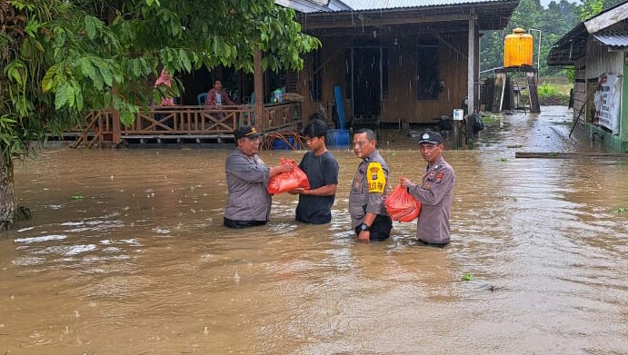 gerak-cepat,-dengan-rasa-kepedulian-kapolres-teluk-bintuni-turun-ke-lokasi-banjir-di-kampung-stenkool-1-distrik-tembuni