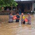 gerak-cepat,-dengan-rasa-kepedulian-kapolres-teluk-bintuni-turun-ke-lokasi-banjir-di-kampung-stenkool-1-distrik-tembuni