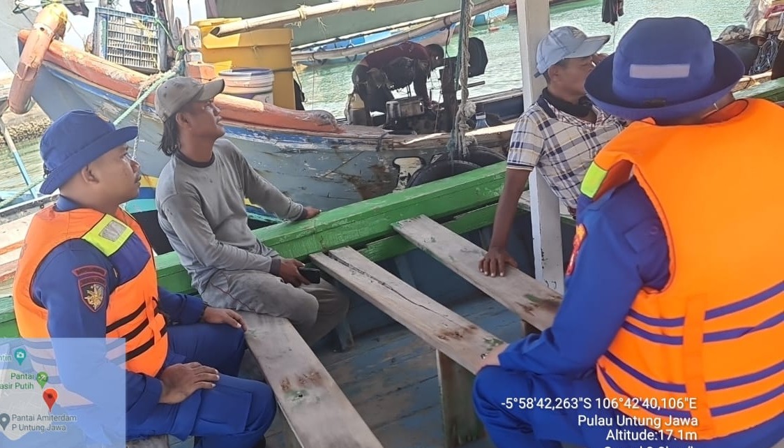 team-patroli-satpolair-polres-kepulauan-seribu-menjalankan-giat-patroli-laut-dialogis-di-pulau-untung-jawa