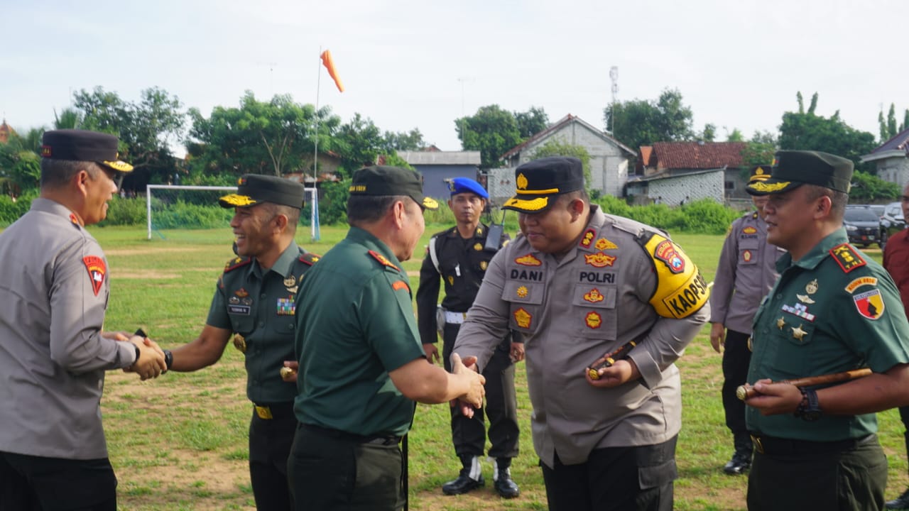 kunker-pangdam-v/brawijaya-bersama-kapolda-jatim-di-polres-pamekasan,-cek-kesiapan-pengamanan-pemilu-2024-dan-bansos-serentak-tni-polri