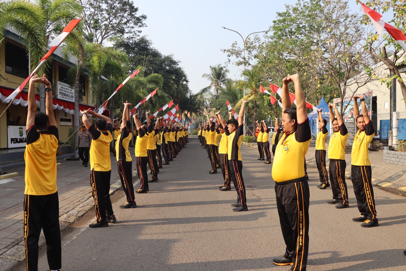 polres-kepulauan-seribu-terapkan-rutinitas-olahraga-untuk-jaga-kesehatan-jasmani-anggota