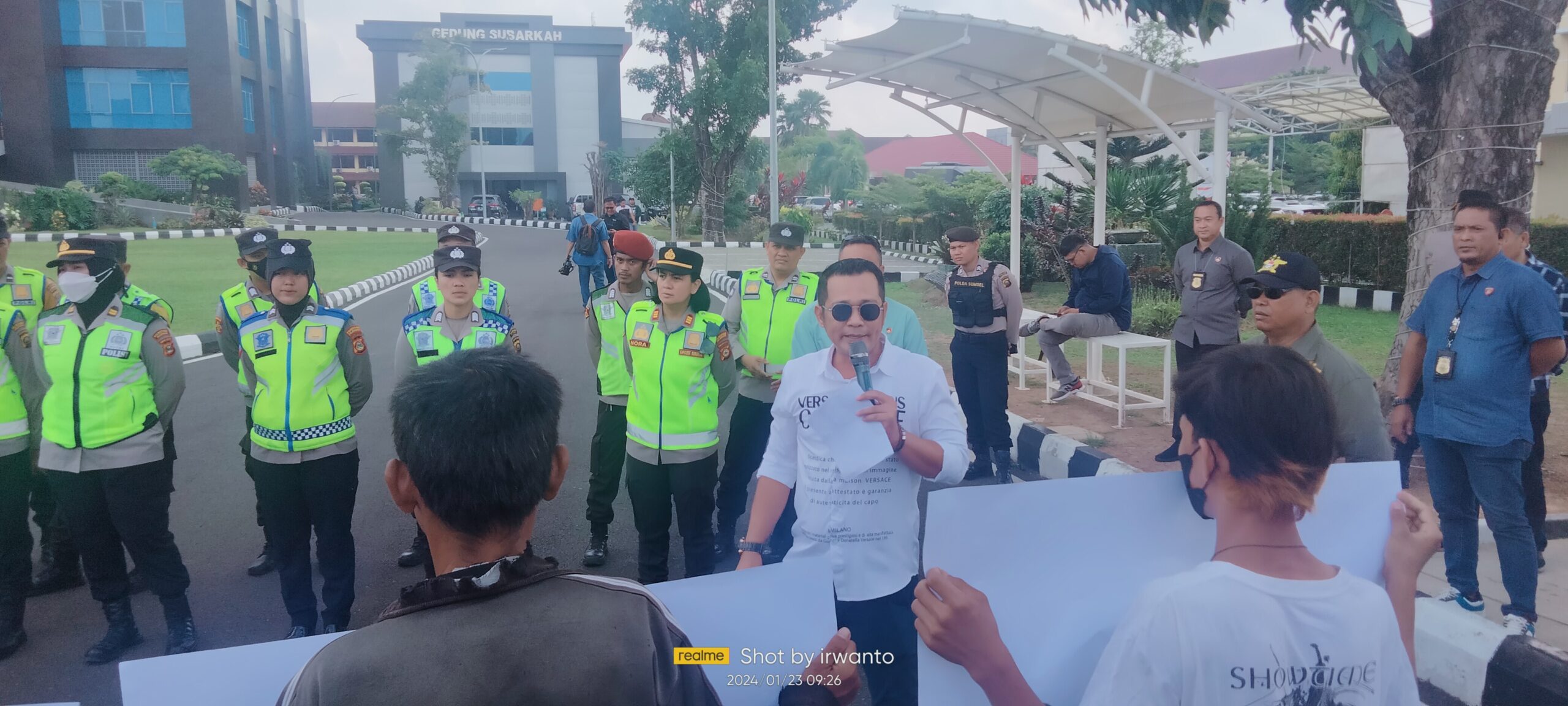 bpi-kpnpa-ri-gelar-demo-di-mapolda-sumsel-terkait-atas-laporan-warga-di-polres-banyuasin-belum-ada-tindak-lanjut