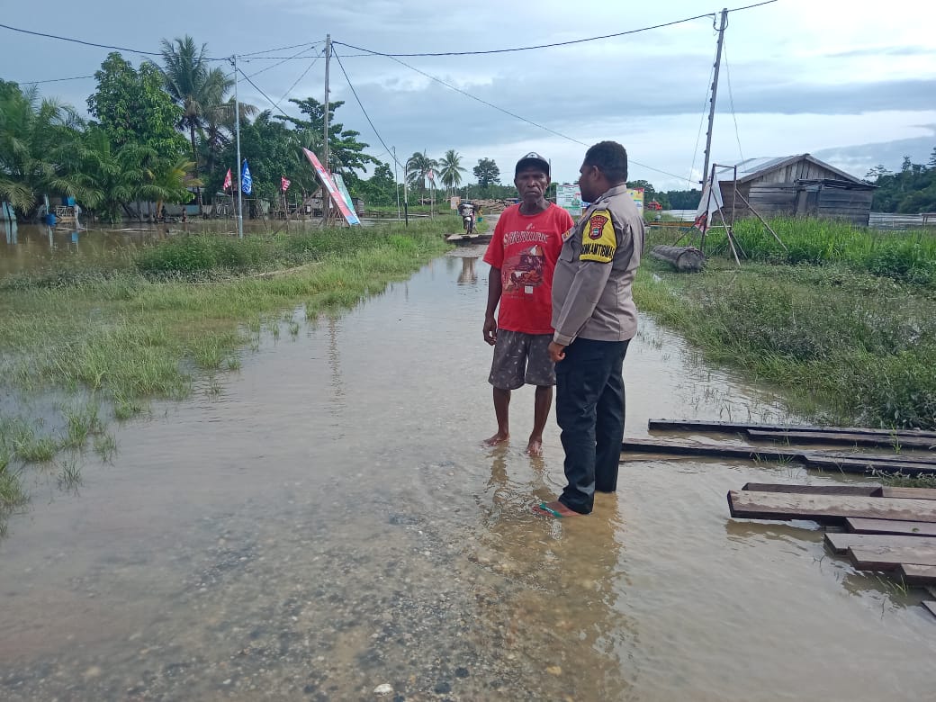 polres-teluk-bintuni-melalui-bhabinkamtibmas-polsek-aranday-tinjau-lokasi-banjir-di-distrik-yakora-teluk-bintuni