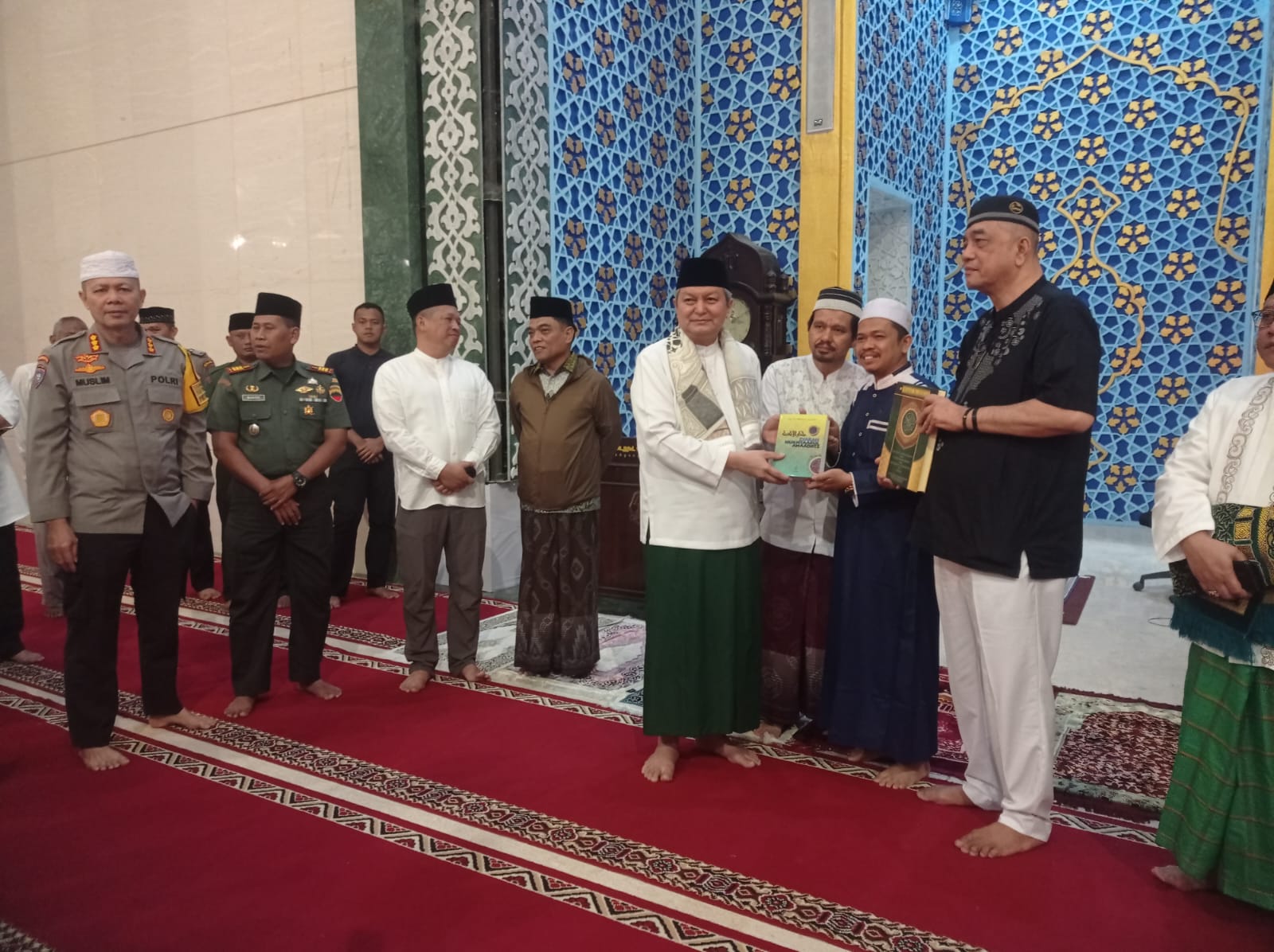 kepala-bnpt-komjen-rycko-amelza-dahniel-berikan-tausiyah-di-masjid-agung-medan