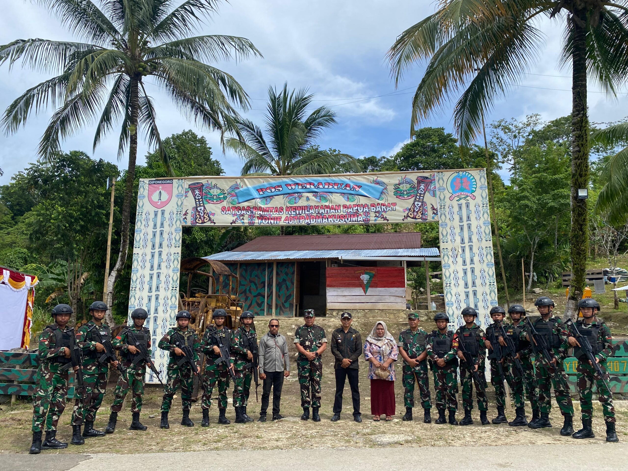 pos-satuan-yonif-407/padmakusuma-werabuan-,-dapat-kunjungan-panglima-kodam-xvlll/kasuari-mayjen-tni-iiyas-alamsyah-harahap-beserta-rombongan